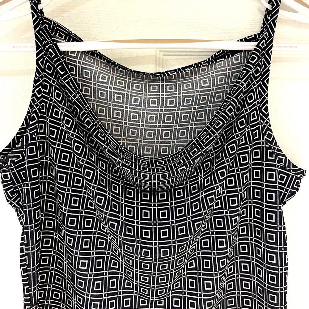 ♥️Sleeveless, thin straps Black & White Top
Pit to pit 18” size medium
Stretchy - Picture 2 of 4